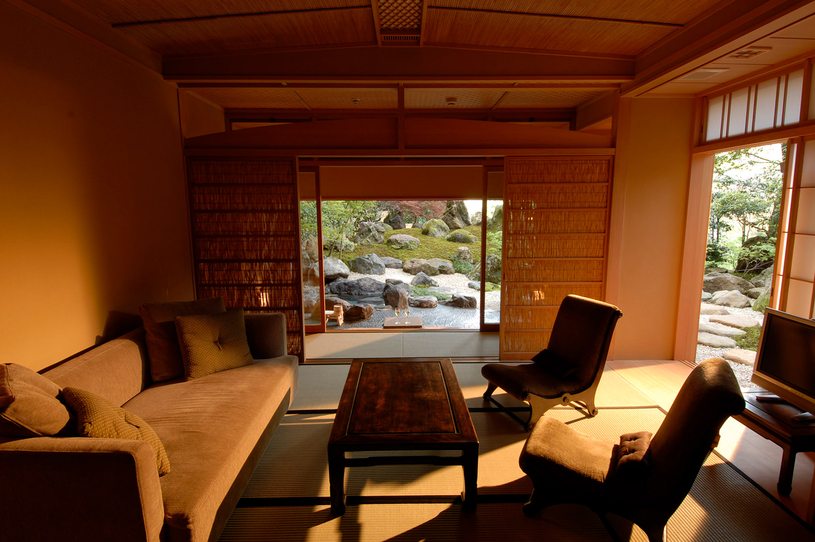 Gora Kadan open air suite lounge