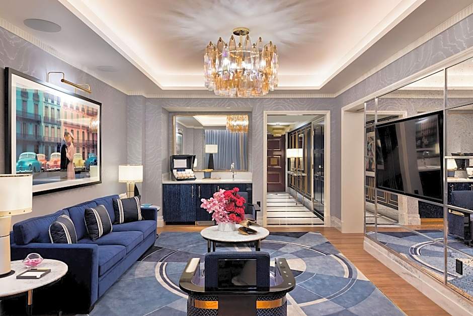 Fontainebleau Las Vegas suite lounge